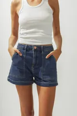 Short color verde militar, con bolsillos laterales y traseros con solapa.