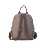 Mochila bordeaux de símil cuero con cierres metálicos, doble bolsillo frontal, asa de mano y correas regulables en galón.