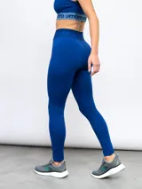 Calza deportiva negra con cintura alta con el logo de Umbro en gris.