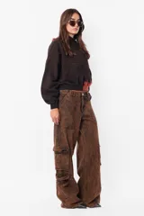 Buzo de frisa negro con proceso artesanal de teñido rosa en mangas y ruedo, tipo hoodie, silueta boxy, puños y cintura de rib, capucha forrada en su interior y bolsillo canguro.