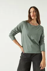 Remera blanca de manga larga con cuello bote.