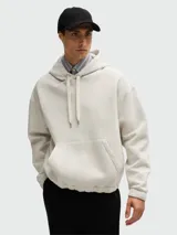 Gorra azul marino de lana con visera curva y etiqueta con logo de cuero sintético en el lateral.