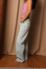 Pantalones de mezclilla de corte balón, con detalles en el bolsillo trasero.