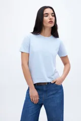 Remera celeste de algodón, corte clásico y mangas cortas.