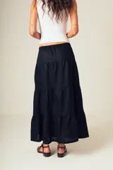 Falda larga negra con volados en el ruedo.