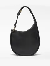 Bolso tipo hobo de color negro con textura grano, confeccionado en poliéster con recubrimiento. Presenta un asa de hombro tubular con pieza metálica dorada y cierre magnético. Incluye un bolsillo interior con cierre de cremallera.