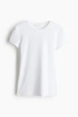 Remera blanca entallada de punto suave con cuello redondo fino ribeteado y mangas cortas.