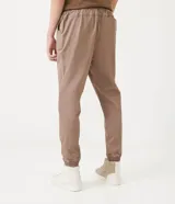 Pantalón jogger color marrón claro, con cintura elástica, cordón de ajuste y bolsillos laterales.