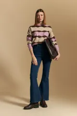 Jean oxford de tiro alto color azul oscuro, confeccionado en denim cotton spandex, con aberturas en los tobillos.