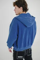 Campera con capucha color marrón con cierre frontal y logo de la marca en el pecho.