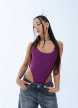Enteriza de corte ajustado color violeta, con escote amplio y diseño de vestido.