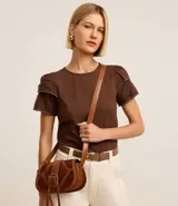 Blusa marrón de mangas cortas con cuello redondo y detalle de ganchillo en las mangas. Confeccionada en algodón sostenible.