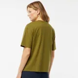 Remera verde militar de corte recto, con cuello redondo y mangas cortas con dobladillo.