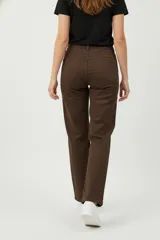 Pantalón de jean negro, tiro alto, de corte ancho y pierna recta.