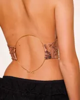 Top color marrón con estampado floral, estilo pañuelo con cuello halter y espalda descubierta con detalle de avío artesanal.