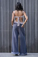 Conjunto de microtop y pantie con estampado de la marca. Microtop con breteles regulables y lazo en la espalda para ajustar. Pantie suelto fruncido con etiqueta de la marca en el frente.