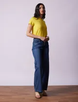 Jean baggy de tiro alto marca Baccini, corte wide leg, color azul denim. Cuenta con pretina con pasadores, botón y cierre. Delantera y trasera con bolsillos.