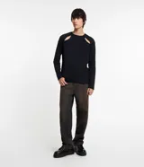Remera negra de algodón, corte slim, cuello redondo, mangas largas y aberturas triangulares en los hombros.