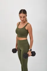 Top deportivo azul marino de corte simple con espalda cuadrada, corte ancho debajo del busto y padding desmontable.