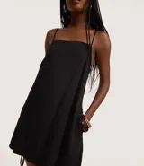 Vestido corto de viscosa color verde oliva, de corte recto y holgado, con escote cuadrado y breteles finos.