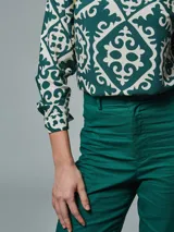 Blusa con cuello mao y estampado floral en tonos verde y blanco.