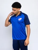 Remera polo de hombre con mangas cortas y cuello clásico. Diseño en color azul con mangas blancas y escudo del Club Nacional de Football bordado en el pecho.