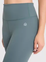 Calza deportiva larga color azul petróleo, de tiro alto y calce regular. Confeccionada con tecnología seamless para mayor comodidad.