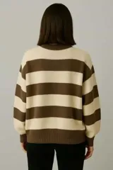 Sweater de punto con rayas horizontales anchas en color marrón y beige, de corte holgado y cuello redondo.