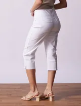 Pantalón capri de algodón denim azul, marca Ruby Rd. con pretina ancha elastizada, bolsillos simulados delanteros y bolsillos aplicados traseros.
