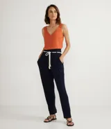 Pantalón tipo jogger azul marino de viscosa y elastano, con cintura ancha, trabillas y cinturón de cuerda con cuentas de madera.