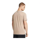 Remera color arena de Under Armour, con logo de la marca estampado en el pecho con patrón de camuflaje.