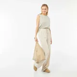 Top sin mangas color beige con rayas verticales en verde claro, cuello redondo y lazos laterales ajustables.