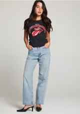 Camiseta negra de algodón con estampado del logo de los Rolling Stones en rojo.