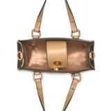 Bolso Guess Mini Satchel en ecocuero con estampado del logo, herrajes dorados, cierre tipo flap con stud magnético, colgante de corazón metálico desmontable, interior forrado y correa cruzada desmontable.
