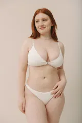 Vedetina de algodón color gris claro, con doble tejido delantero y trasero, sin costuras visibles.