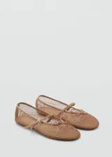 Zapato tipo bailarina color rojo, de malla con lazo decorativo y cierre de tira con hebilla.