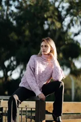 Sweater tejido a mano con dos agujas, 100% lana, color rosa jaspeado. Diseño de silueta recta con cuello tortuga.