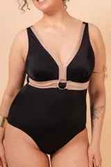 Malla entera negra con escote en V y apliques color beige en el cinto y breteles. Cuenta con bolsillo interno en el busto para colocar copa removible o prótesis externa. Confeccionada con tela que contiene fibra LYCRA® XTRA LIFE™.