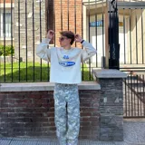 Pantalón de jean oversize estilo baggy con estampado camuflado y logo de los Yankees de Nueva York estampado en blanco.