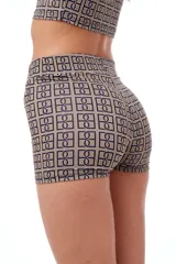 Short tipo boxer de tela elastizada con estampado geométrico en tonos beige y marrón.