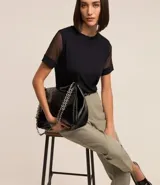 Blusa negra de viscosa con cuello redondo y mangas cortas de tul.