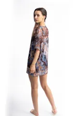 Remerón de tul negro, de talle único y corte suelto.