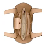 Cartera de hombro Guess modelo Helina, color beige con textura granulada. Incluye un charm colgante con el logo de la marca y un monedero extraíble con cierre.