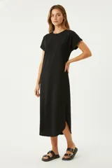 Vestido midi negro de algodón, corte recto, manga corta y cuello redondo.