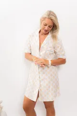 Camisa corta de algodón estampado con cuello clásico, abotonada adelante con vivo y mangas cortas.