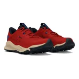 Championes de trail running Under Armour Charged Maven Trail, color marrón con detalles en naranja y negro. Diseñados para senderos, con capellada de malla transpirable, entresuela Charged Cushioning para amortiguación y suela de goma con tacos para tracción.