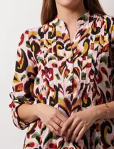 Blusa de gasa estampada marca Zac & Rachel. Tiene cuello a la base con escote en V y abertura central con botones. La delantera tiene detalle plisado y el largo de manga es regulable con presilla y botón.