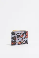 Monedero pequeño con estampado abstracto en tonos naranja y turquesa, con cierre de cremallera y logo metálico de la marca Bimba y Lola.
