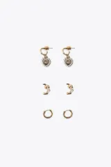 Set de tres pares de aros dorados: un par de aros pequeños con cierre de clip con brillos, un par de aros con forma de luna con brillos y cierre de tuerca, y un par de aros con dije de sol con brillos y cierre de tuerca.