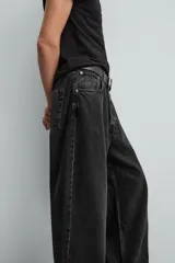 Pantalón de jean azul grisáceo con efecto lavado, corte amplio y tiro alto.